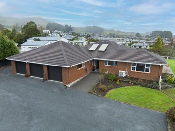 Spacious family lifestyle retreat in Green Island