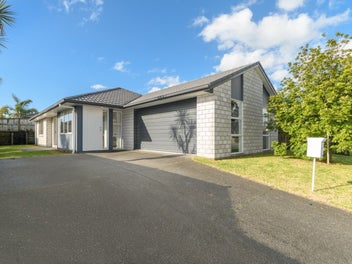 Stylish Brick Home in The Lakes