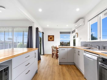 Stylish Renovation with Gondola views!