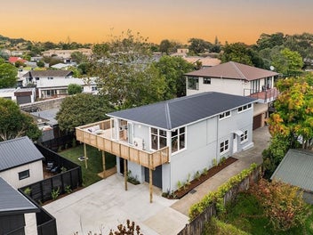 Modern Family 's Comfort with extra living below