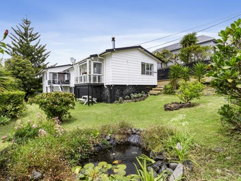 Charming Coastal Retreat! Sea Views!