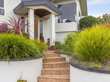 Great Street Appeal Plus A View!