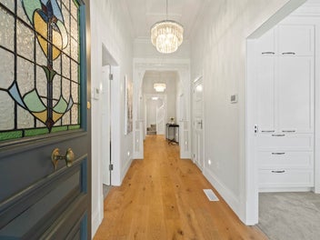 TIMELESS ELEGANCE MEETS MODERN COMFORT