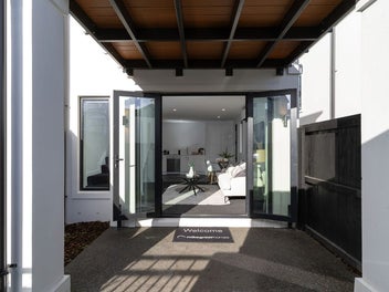 Location + Hagley Park Fringe + Turn Key