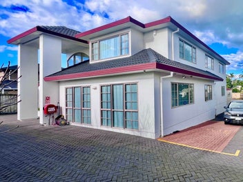 Rare & Spacious Freehold Gem on 1212m² - Unlim...