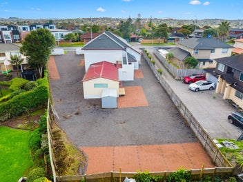 Rare & Spacious Freehold Gem on 1212m² - Unlim...