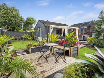 Central location + detached rumpus. Freehold!