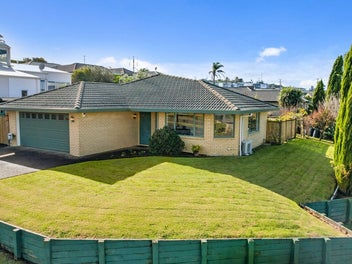 Space, Sun & Strolls - Prime Corner Spot in Orewa