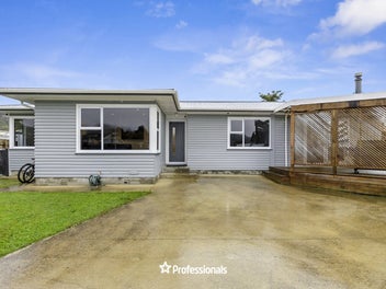 TWO LOUNGES, DOUBLE GLAZED - UNDER $800,000!