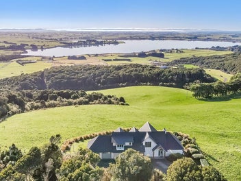 Panoramic Views, Native Bush & Luxury Living