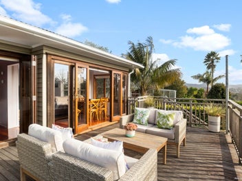 Entertainer’s Delight with Stunning Views