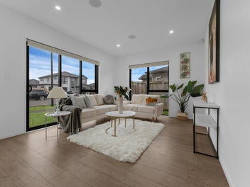 Spacious & Versatile 6-Bedroom Home + Income P...