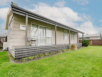 Prime Dinsdale Home - Vendors On The Move!