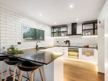 Hot Price, Hot Property - Vendors Exit!