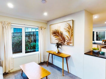Large, Sunny, 5 Bedroom Home in Tirohanga