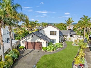 Huge 5 bed Home Overlooking Palm Beach Waterways
