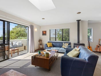 Beach House - Across the road from the sand!