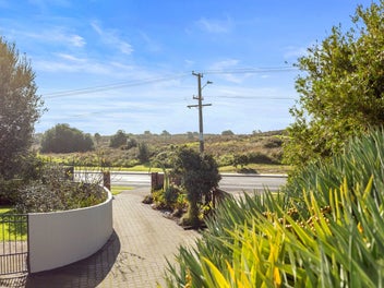 Ocean retreat - Across the road from the sand!