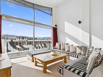 Spacious, Sunny, Sanctuary in Heart of the City!