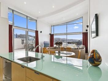 Stunning Sunny City Penthouse with sea views!