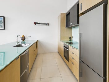 Spacious, Sunny, Sanctuary in Heart of the City!