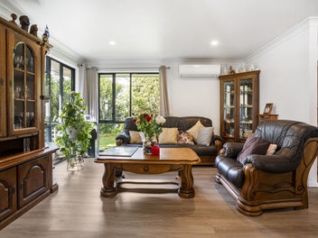 Corner Living in Henderson Heights? Yes, Please!