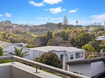 Secure Living - Walk To Broadway