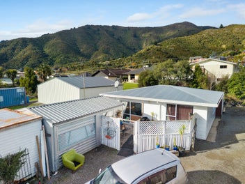 Two Stream Income In Sunny Waikawa