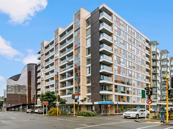 S T U N N E R | 2 BEDROOM | CAR PARK
