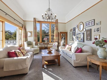 Spacious, large family Villa in Wadestown