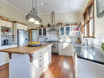 Spacious, large family Villa in Wadestown