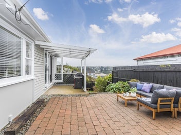 SUNNY AND SPACIOUS LIVING IN CENTRAL JOHNSONVILLE