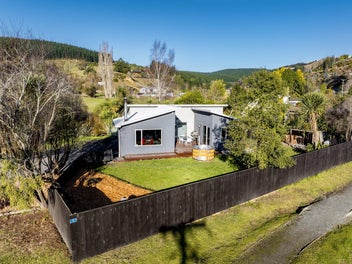 Couple or family - Waihola beckons
