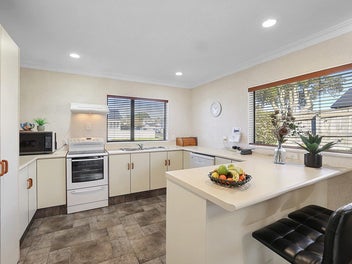 Solid, Sunny & Super Easy - 3-Bedroom Townhouse