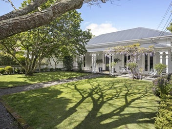 AN INSPIRING HOME. AN UNBEATABLE LOCATION