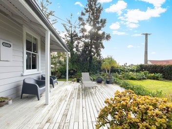 Charming Cottage on 1840m² — A Rare Gem
