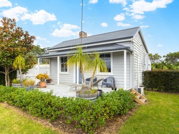 Charming Cottage on 1840m² — A Rare Gem