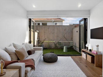 TOP TOWNHOUSE IN GREY LYNN - UNBEATABLE VALUE