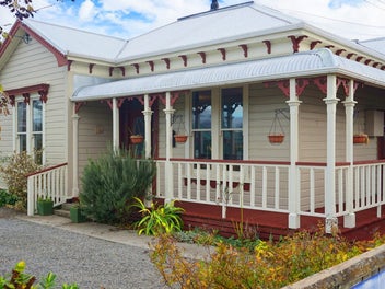 Charming Character Villa in the Heart of Carterton
