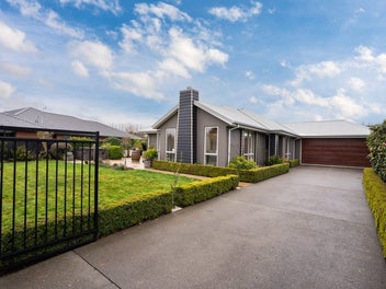 Sun-filled, Contemporary Northwood Residence!