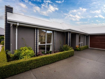 Sun-filled, Contemporary Northwood Residence!