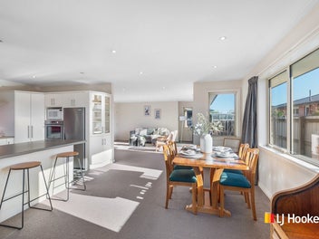 Beautifully Presented Townhouse in the Heart of Mo