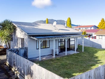 Sunny, 4 bedrooms, modern kitchen!