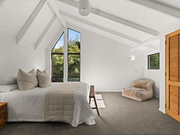 Tranquil Treehouse Retreat Minutes from Town