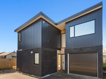 Large 5-Bedroom Home- Owners Relocating!