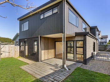 Spacious 5-Bedroom Home-Near New & Freehold