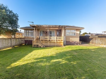 Home + Sleepout + 865m² Land = Big Potential!
