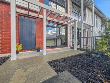 Spacious Fletcher Living in Prime Location