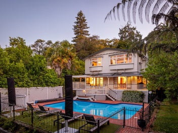 Elegant Family Oasis – Seclusion, Style &...