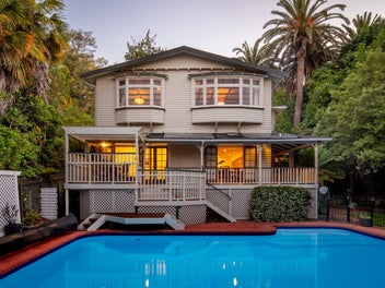 Elegant Family Oasis – Seclusion, Style &...